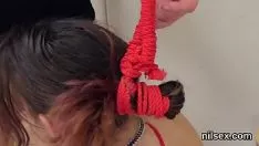 Reproduzir Adolescente com chifres é trazido para fora do buraco para fora da escotilha para manuseio desagradável