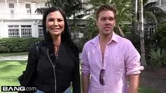 Jouer Jasmine Jae est une milf chaude avec de gros seins et un bouton coupé. le triple assiste au bto chacun où jasmine donne son minou pour que la population le voie !