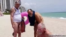 Redare Bătrână milf o ia pe fetiță