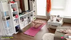 Afspelen Glinsterend naar de wittere edelvrouw die naaktstandbeeldyoga doet