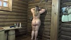 Afspelen Suppurate bbw met een aangename kont onder de douche neukt haar gladharige poes met een grote zuigfles met simulatiepoep en leidt haar open gat naar de fetisj