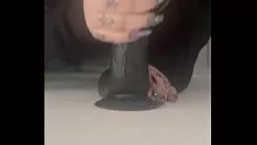 Redare Bbw într-o mare măsură tatuat alt Missy suge un vibrator negru