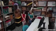 Reproduzir As garotas se flexionam e fodem o barkertitle