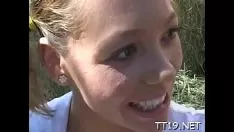 再生 薄い赤ちゃんがインストラクターをバタバタさせる
