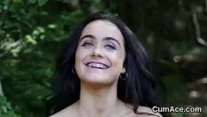 Riproduci Una bella bambina si riempie di sborra sulla sua aspirazione frontale per tutto lo sperma