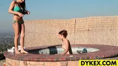 Играть Внешний трибадный секс с двумя горячими девчонками