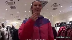 Oynat Manyetik Çekoslovak kedisi alışveriş merkezinde yapıldı ve pov'da tüylü