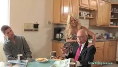 Odtwórz Gorąca mamuśka uprawia seks ze swoim bieżnikiem