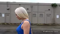 Reproduzir Curvy bunda loura spangs no departamento de serviço