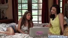 Reproducir Bosomy tribade stepmom scissoencircle diminuto adolescente