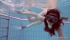 Putar Roxalana chech dalam acara aqua-lung diving di genangan air