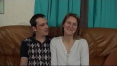 Jouer Horny MILF femme de la maison se fait baiser par son économie sur une cam non professionnelle