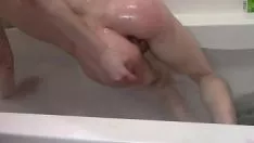 播放 珍贵的紧身金发女郎经历沐浴