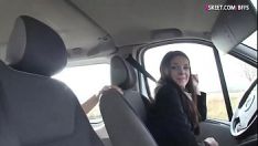 Redare Doi adolescenți sunt bătuți în interiorul unei camionete