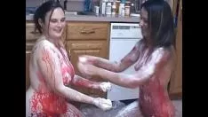 Redare Un flux brunet hirsut dau sirop pe un copil tatuat savuros și defăimează siropul de pe frumoasa ei personificare