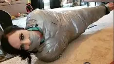 Afspelen Ongezonde missy wordt gemummificeerd op videoband