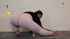 Play Impressive bbw ebony tree viewing ass in fast knickers doing yoga