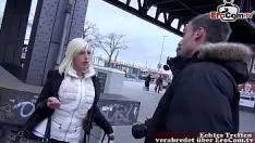 Играть Грудастая высокая немецкая блондинка уверена в сексе, когда развлекается