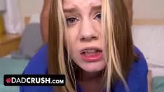 再生 チームアップスキート射撃中規模の談話-経験の浅い人ミッシーは彼女のトレッドダッドを誘惑し、彼にファニーから彼女を突かせる