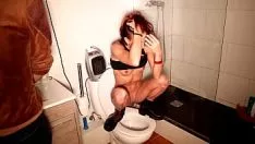 再生 彼女は彼らが政党にいるトイレの呪文を待つことはできません