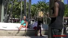 播放 上游已婚妇女 # 5 和 6 - 布鲁克斯夫人和夫人密切关注上游民众的小猫闪光，为偷窥狂！