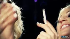 Reproducir La atracción de la hermosa señorita rubia por cada una de sus piernas inusuales deletrea cigarrillos de humo