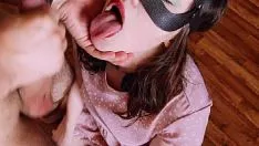 播放 唐用市场的年轻小猫转移他的已婚女人