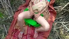 تشغيل مارس الجنس في وسط الغابات في نصف الطريق في المجال