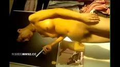 再生 薄い擬人化と大きな前線は、善良な犯罪シンジケートの女の子をだまし、彼女の信者とセックスし、コンファブティンクルとfucworld-beaterとガムシューを食べさせ、歓喜し、ベッドで悲鳴を上げ、情熱的です