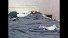 Играть Драгоценный миниатюрный подросток показывает ее большой палец - supportcams.com