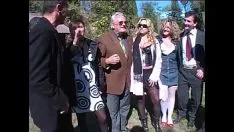 Abspielen Ein heißer Sex-Ausflug, der ein betrunkenes Gelage veranstaltet, das von einem schmutzigen alten Jungen geleitet wird!