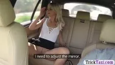 Abspielen Lustiges blondes Baby von perversem Nummer-eins-Holz in der Kabine gesprengt