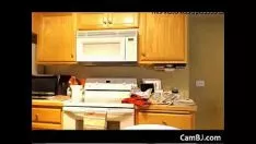 Играть Блондинка перед вебкамерой cambj.com