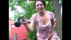 Putar Looney suppurate exhibitionists fucworld-beater herlego dengan botol susu di depan umum