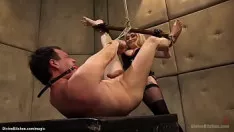 تشغيل Femdom she-bops sashay مع صراخ في ثقب التبول