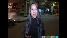 Putar Latina di tempat tinggal dan jaring ikan kecambah messiahina aragon menjadi sangat kacau