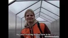 Abspielen Die gehörnte, blonde, nicht professionelle Missy lässt die Bohnen verschütten