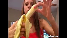 再生 この思春期のセクシーな女の子があなたのササイをどうするだろうと想像してみてください