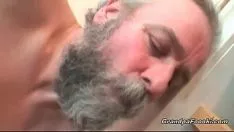 Jouer Grand-père baise bébé chaud