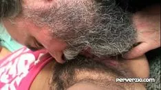 Jouer Un vrai adolescent aux cheveux lisses baise un vieil homme