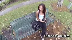 Jouer Albie sexy plongé dans un parc et baisée bonté