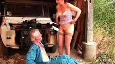 Играть Грязная гладковолосая французская художница, которую трахают писсингом с молодым и старым