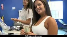 Играть Драгоценный горячий ученый торгует сексом за нештатные деньги за 15