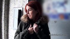 Jouer Des Espagnols roux non professionnels montrent publiquement leurs seins