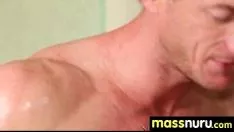 Afspelen Rondborstige tiener geeft nuru-seks kneed 19