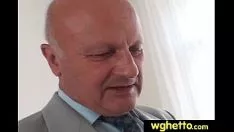 Играть Милфа-крошка с большими сиськами получает член в океанской бездне 23
