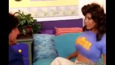 تشغيل Bosomy milf ترغب في ممارسة الجنس مع الزائر يومًا بعد يوم