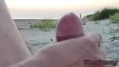 تشغيل الفرنسية المعلم الهواة HANDJOB على الشاطئ العام مع شاعر المليون الجنس المدقع أمام الغرباء - Misscreamy
