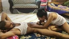 Jouer Amusement sexy avec un couple amateur baise vidéo maison