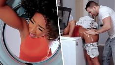Afspelen Het aanraken van de zwarte smom van mijn vriendin die vastzat in de wasmachine - gemilky